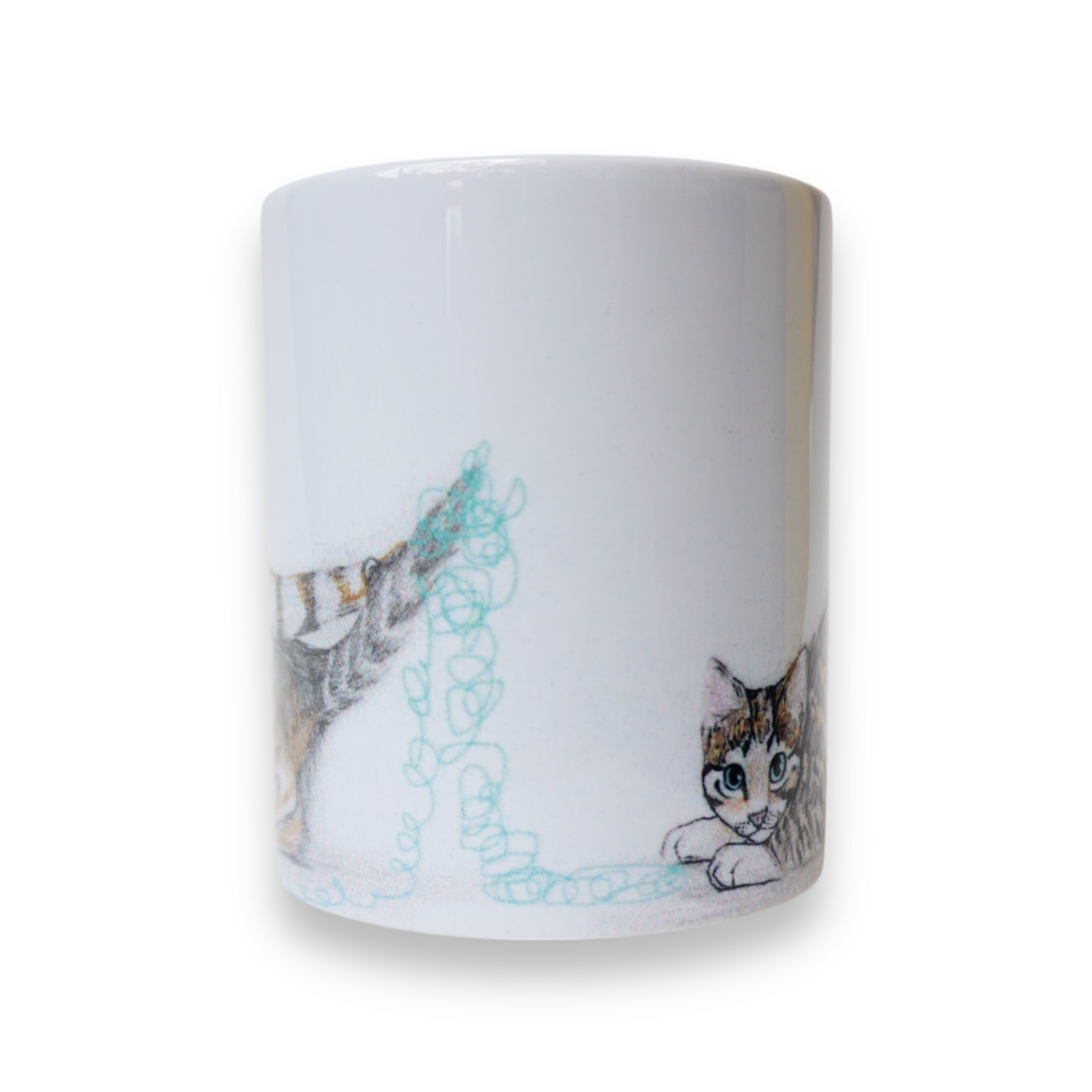 Gatitos jugando con estambre