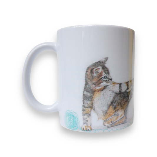 Gatitos jugando con estambre